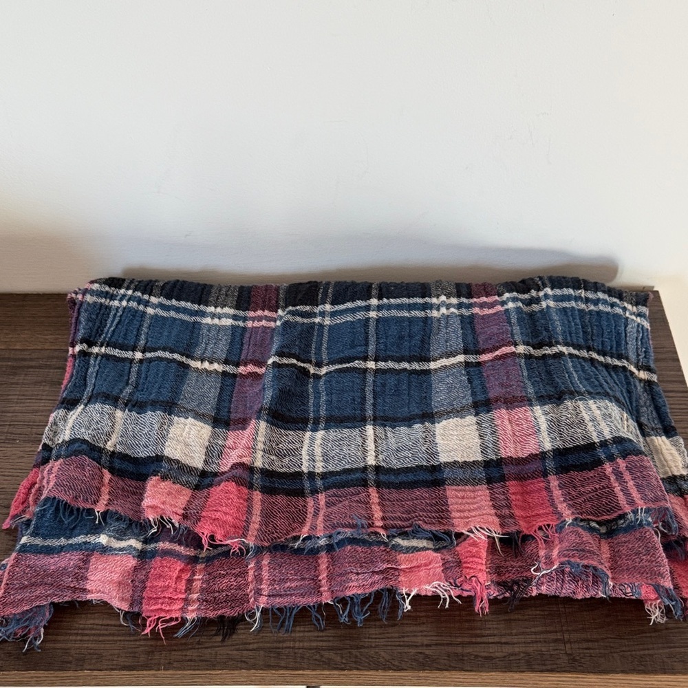 Gap Plaid Scarf Navy Blue Pink White Frayed Edge Lightweight Crinkle Wrap